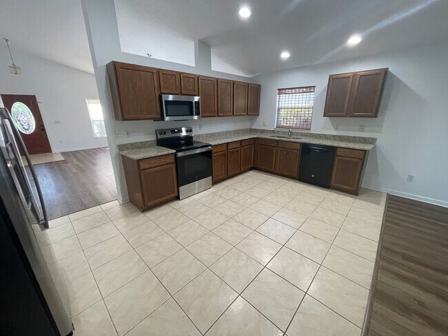 Building Photo - 3 Bedroom/2 Bathroom SFH in Lake Griffen E...