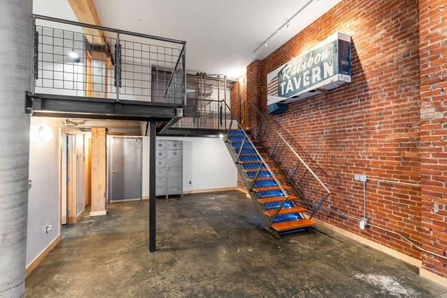 Building Photo - Gorgeous Fully Furnished Condo in Downtown...