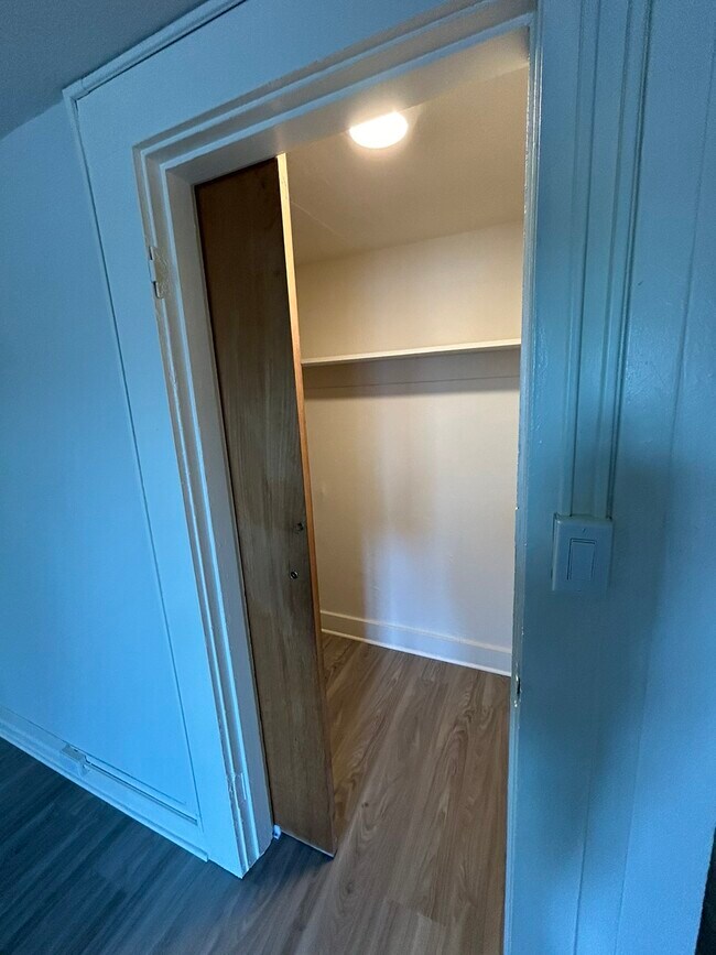 Building Photo - Studio Available Now in Inner Richmond!!