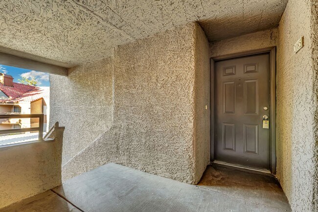 Foto del edificio - Remodeled 2 bedroom condo