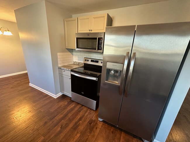 Building Photo - 1112 W Heerdink Ave