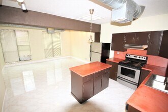 Building Photo - 710 S Medina