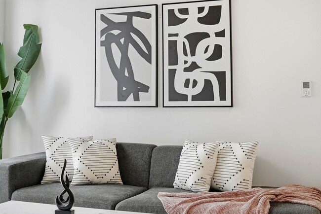 Building Photo - 853 W Blackhawk St