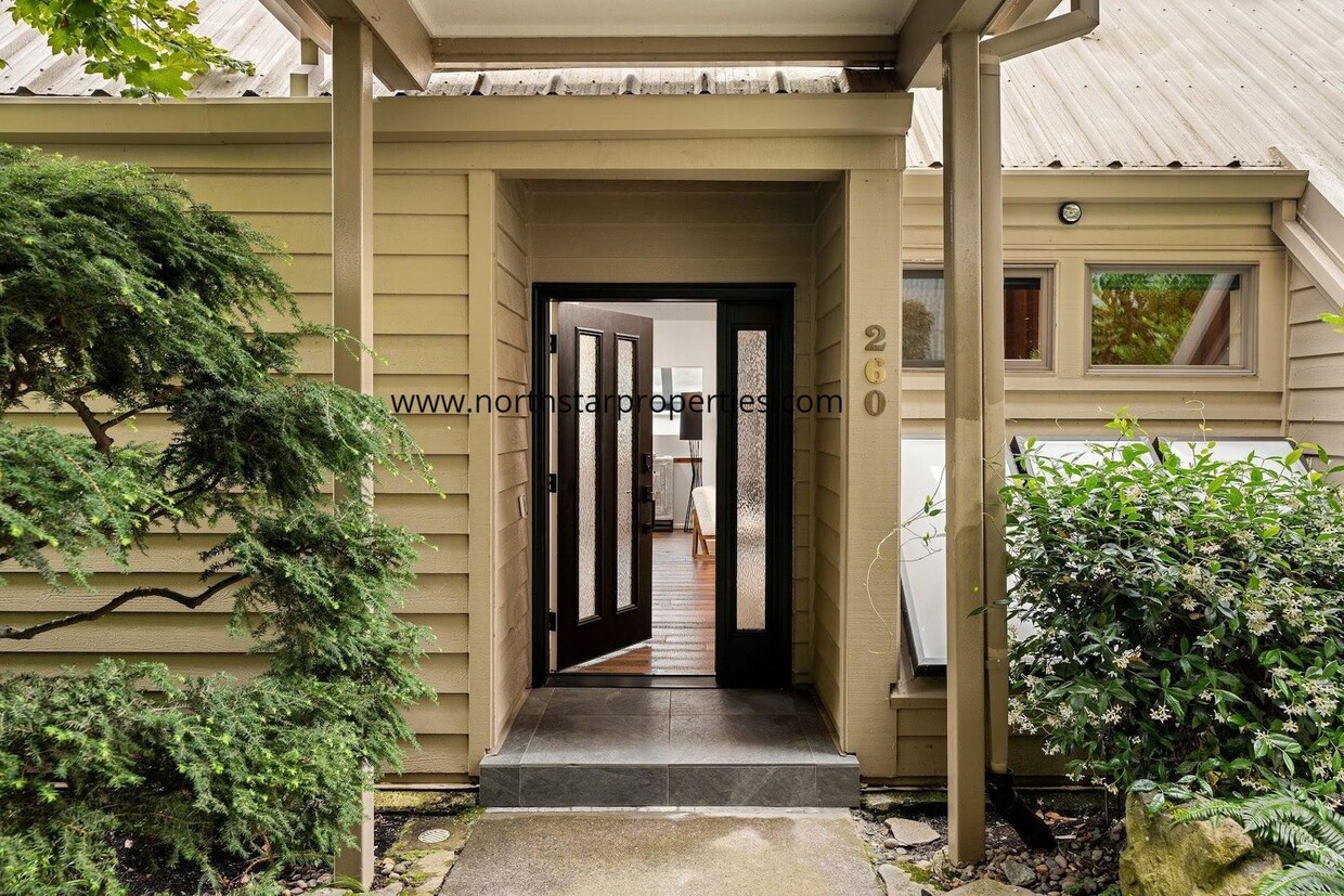 Foto principal - Stunning Riverfront Townhome in Sellwood