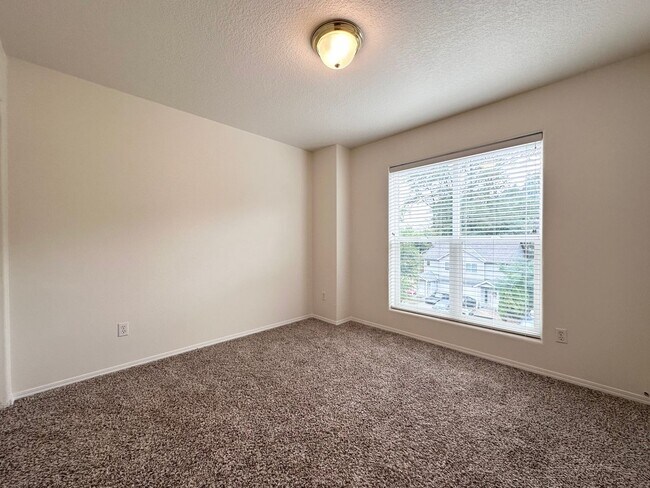 Foto del edificio - Updated 2 Bed 1.5 Bath Townhome in Peacefu...