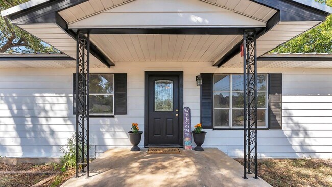 Building Photo - 206 5th St