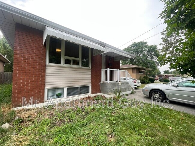 Building Photo - 6 Southlea Dr
