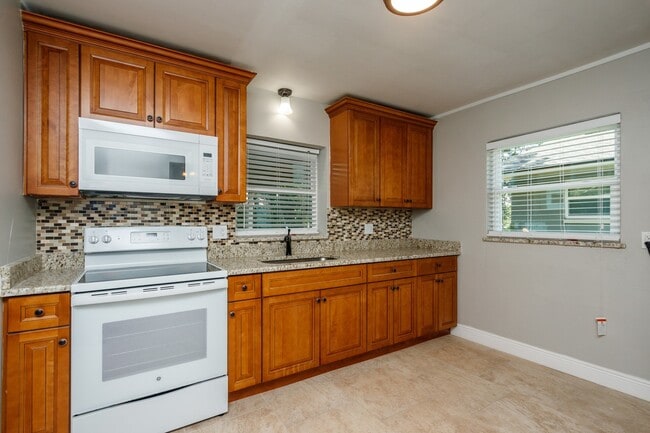 Building Photo - Updated Single Family Guest House!