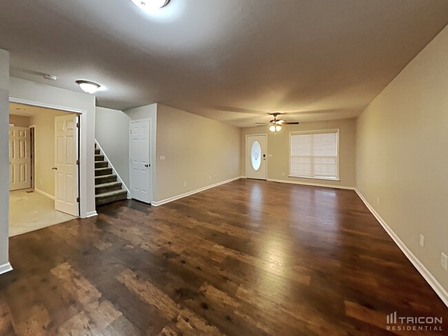 Building Photo - 703 Maple Ct