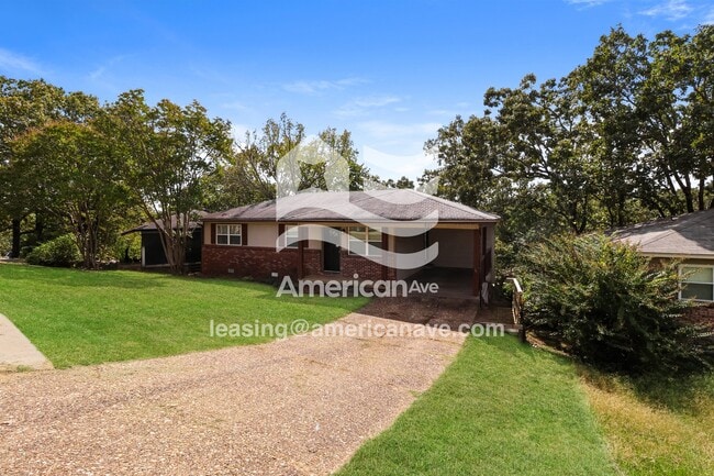 Building Photo - 501 Lindenhurst Dr