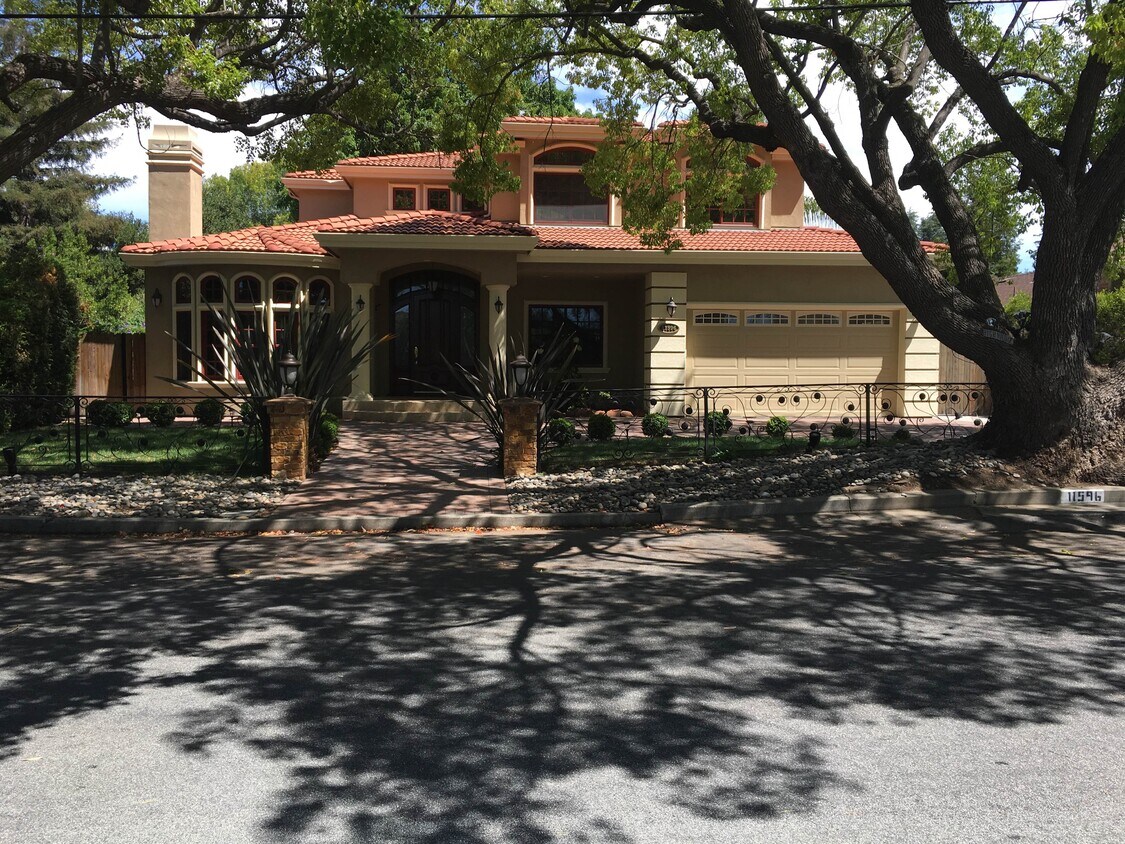 Front - 11596 Southwood Dr
