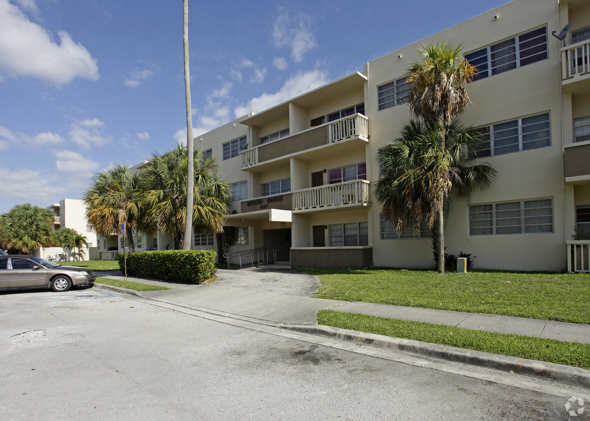 Building Photo - Bristol House Apartments