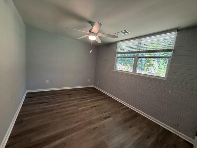 Foto del edificio - 571 Eva Kennedy Rd