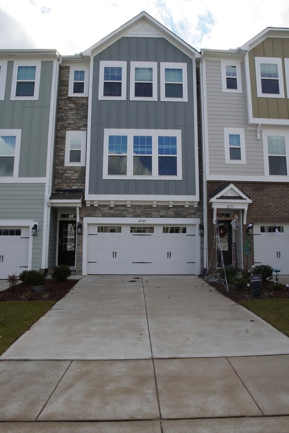 Photo - 2709 Hunter Woods Dr (Apex, NC)