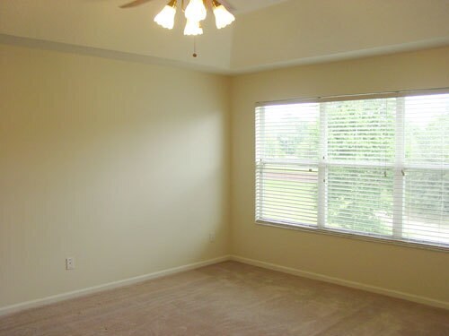 Building Photo - Spacious 4 Bedroom, 2.5 Bath Home in Hunti...