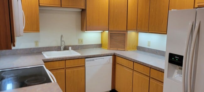 Building Photo - Redmond Bridle Trails One bedroom!