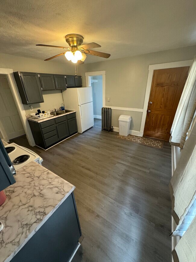Kitchen - 104 Westford Cir