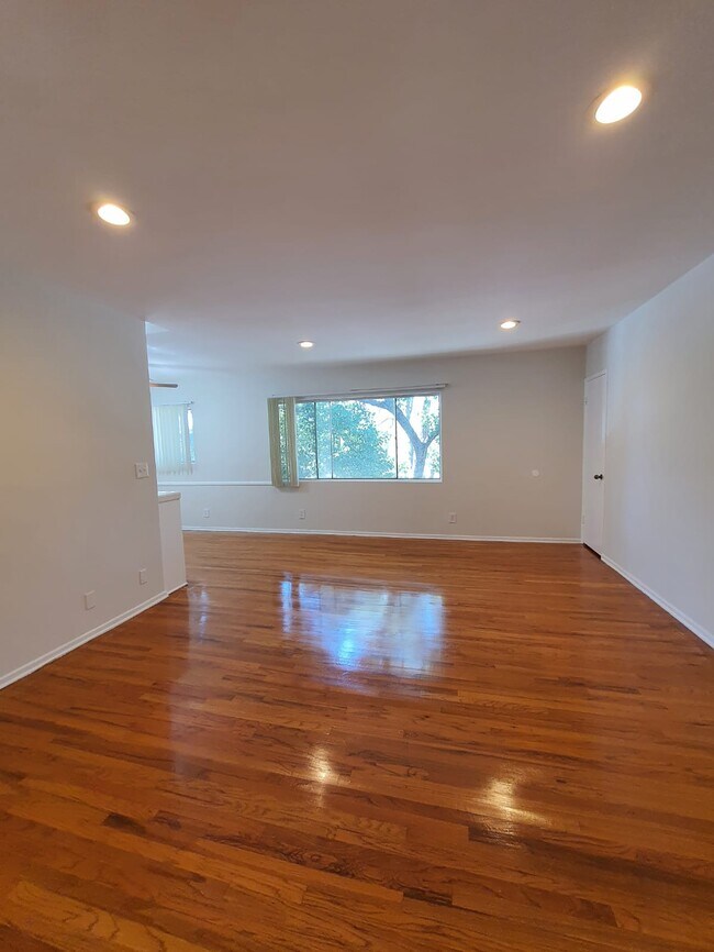 Foto del edificio - 314 S Occidental Blvd