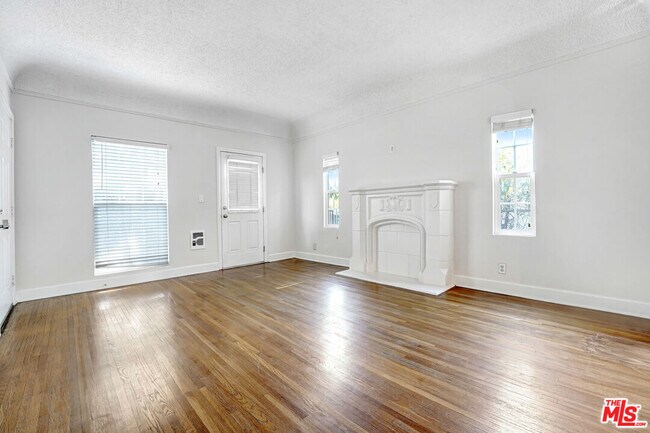 Foto del edificio - 1359 Cloverdale Ave