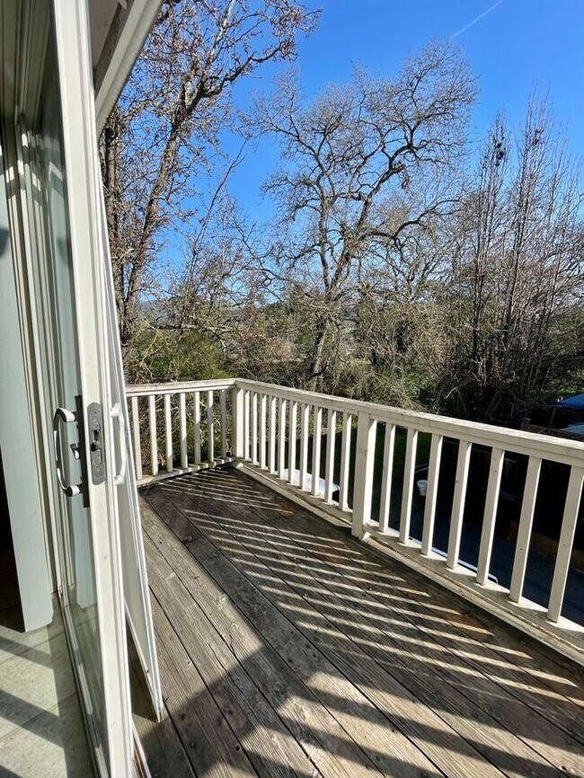 Foto del edificio - Great 2 bed, 2 bath, 2-story end-unit Condo in Rincon Valley!