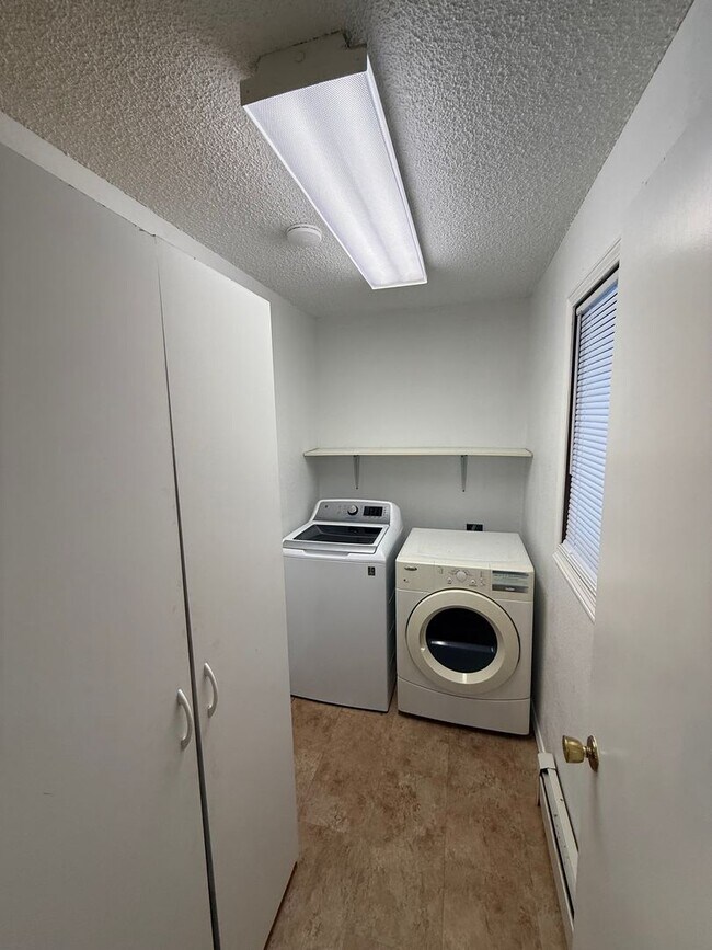 Foto del edificio - 2 bedroom / 2 car attached garage / North ...