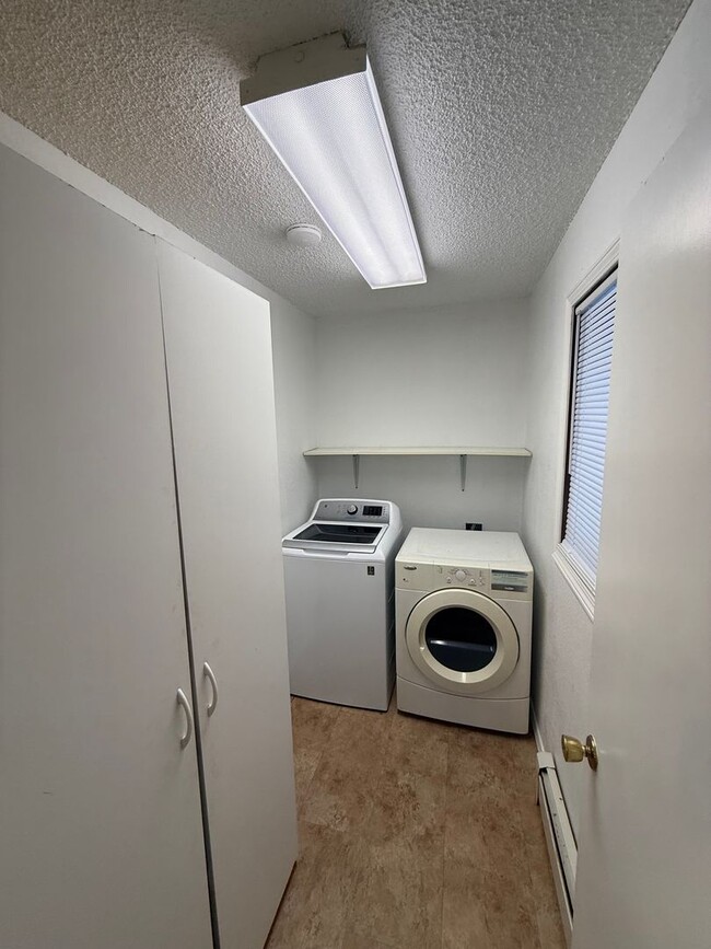 Foto del edificio - 2 bedroom / 2 car attached garage / North Pole / No pets, Sorry