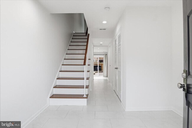 Foto del edificio - 5118 Woodmire Ln