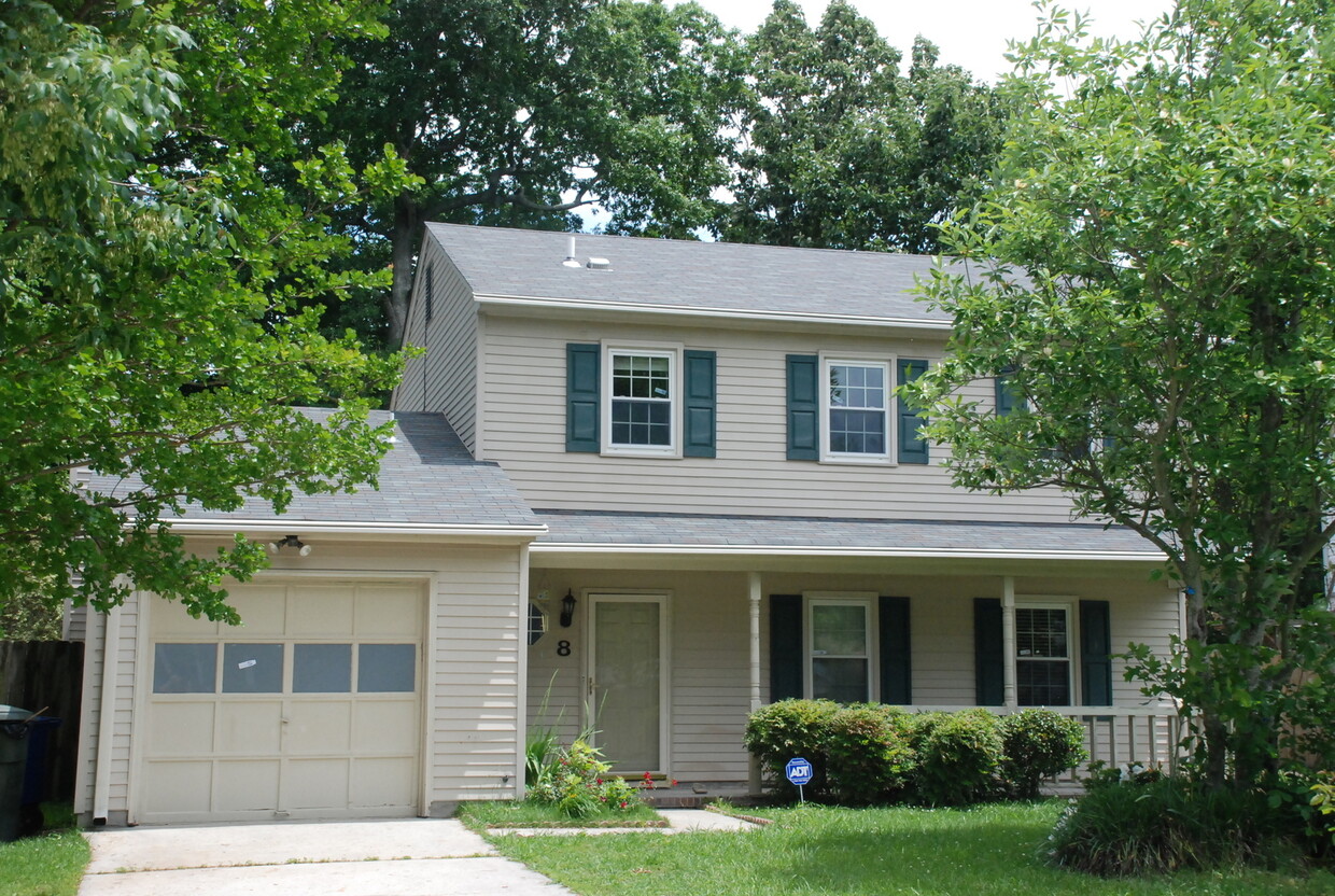 Foto principal - 3 Bedroom, 2.5 bath house in Newport News-...