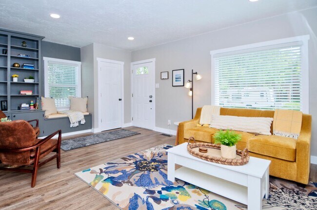 Building Photo - Remodeled Detached Cottage with Fenced Yard! Pet Friendly!