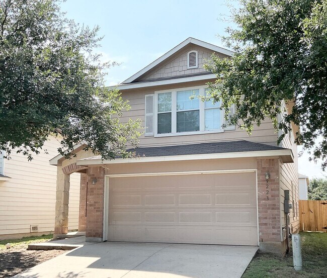 Building Photo - Fantastic 4/3 located in the beautiful Sil...