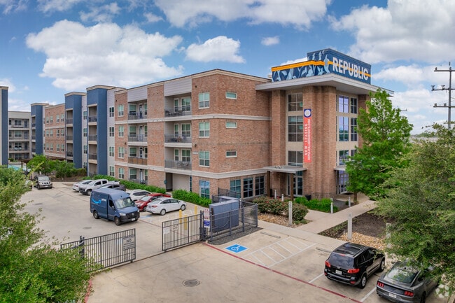 Building Photo - Republic at Alamo Heights