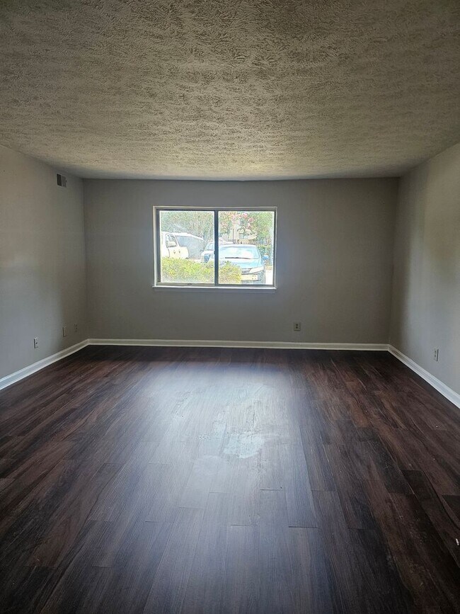 Building Photo - Conveniently Located Affordable Condo For Rent
