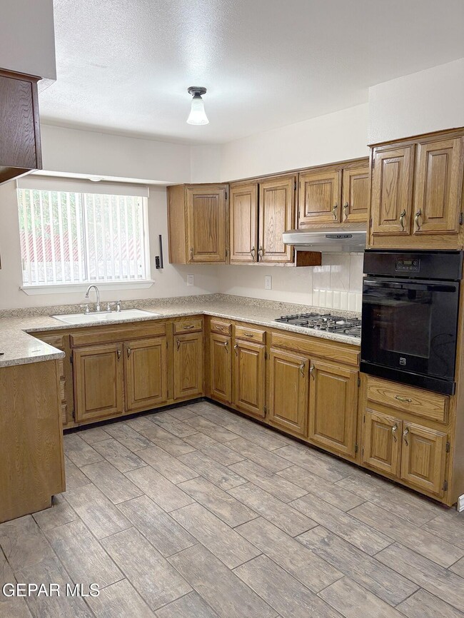 Foto del edificio - 3330 Wedgewood Dr