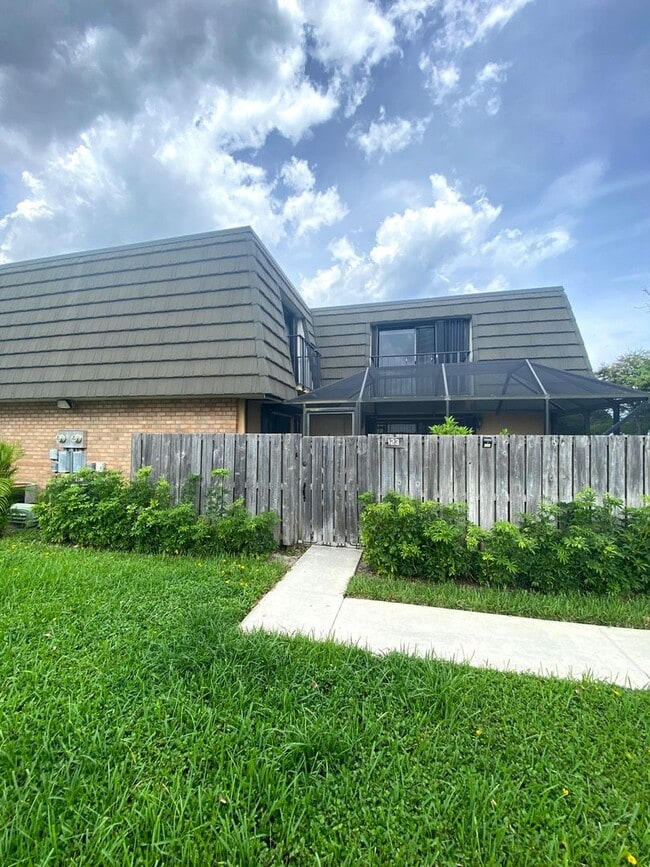 Beautiful and well-maintained 2BR/2BA town... - Beautiful and well-maintained 2BR/2BA town... House