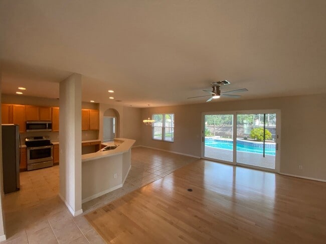 Building Photo - Exceptional 5 Bed/3 Bath Pool Home with Wh...