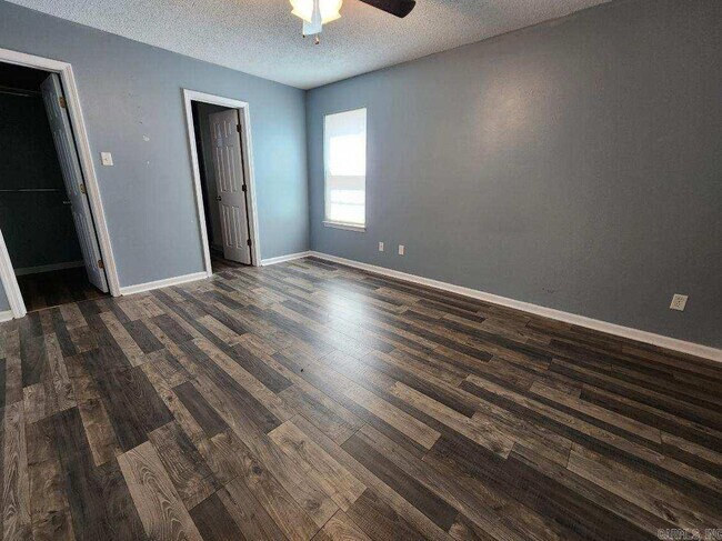 Foto del edificio - 900 Edgewood Dr