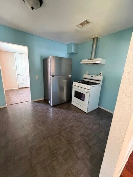 Building Photo - 512 Stimpson St