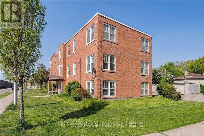 Building Photo - 133 North Service Rd E