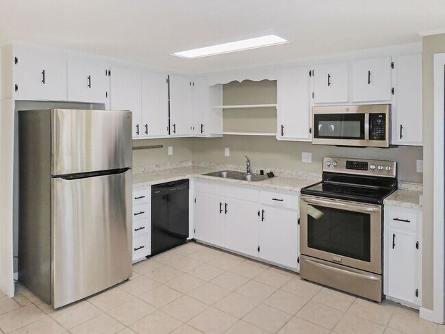 Foto del edificio - One-level 3 bedroom/2 bath home with large...