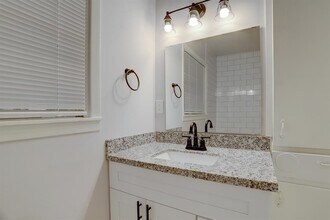 Building Photo - 1009 15th Ave N