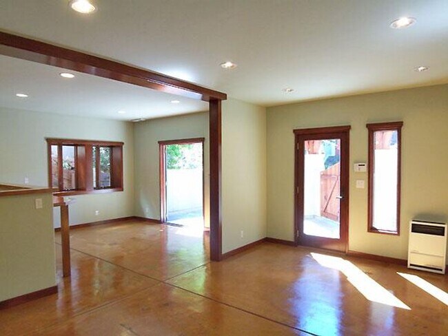 Building Photo - Monclair retreat, space and luxury in serene setting