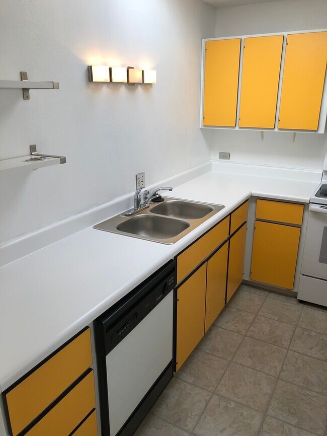 Foto del edificio - Water and Gas Included in Denver Condo