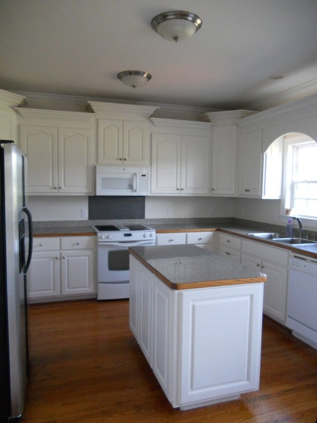 Building Photo - 409 Pointe Dr