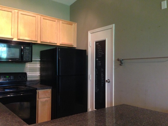 Foto del edificio - 6015 Forest View Rd