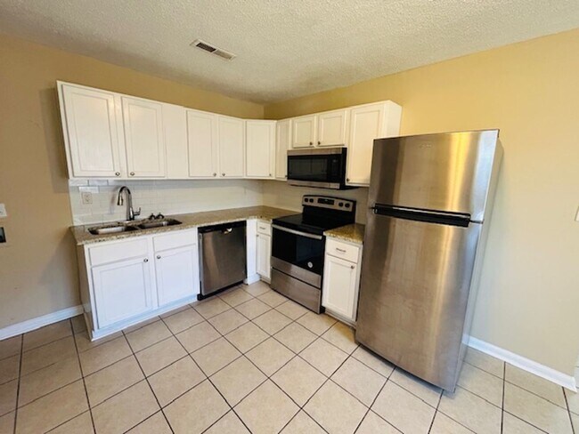 Building Photo - Newly Renovated 3 Bedroom 1 Bath!