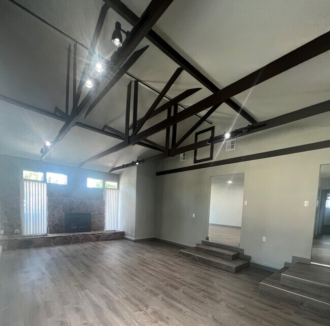 Building Photo - 2767 Lakeside Dr