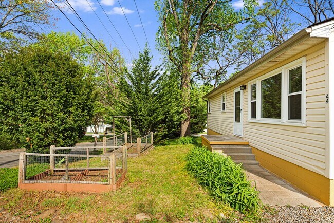 Foto del edificio - Sunny 2-Bedroom Home with Fenced-In Yard a...