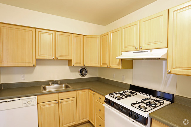 Dos habitaciones - Cocina - Eastpointe Apartments and Townhomes