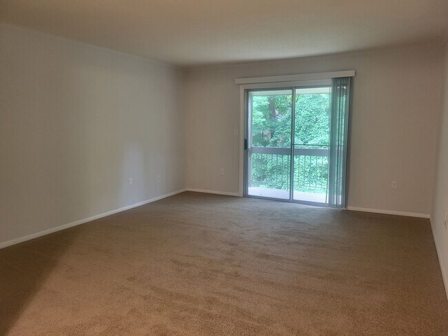 Building Photo - 2 bed/2 bath upper-level condo-Available 8...