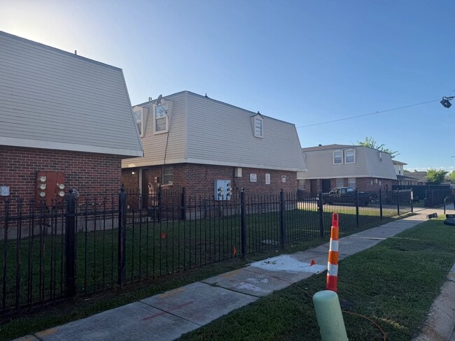 Building Photo - 4870 Alsace St